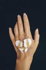 失恋を乗り越えるための効果的な方法は？